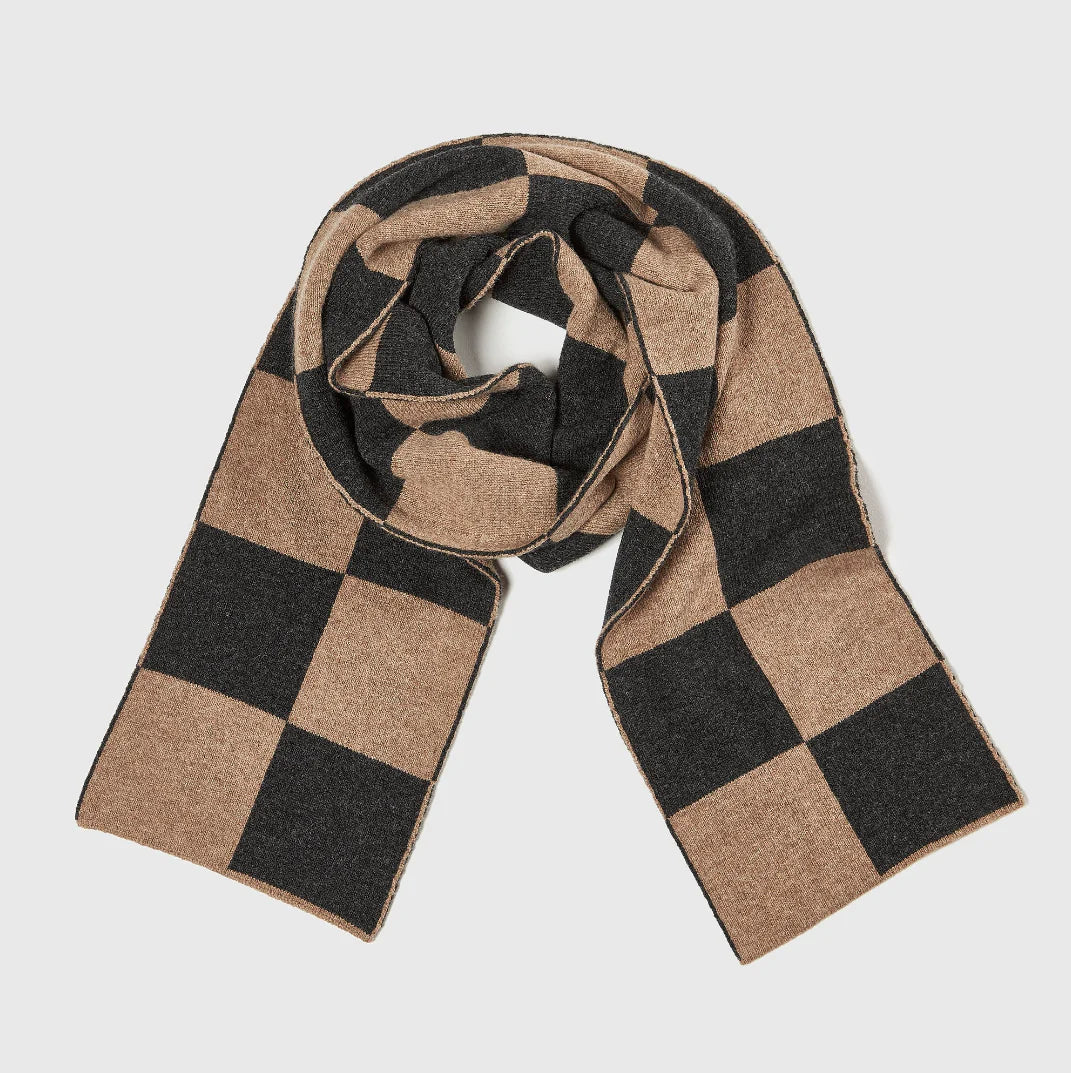 Burberry 50 cashmere hotsell 50 wool scarf japan