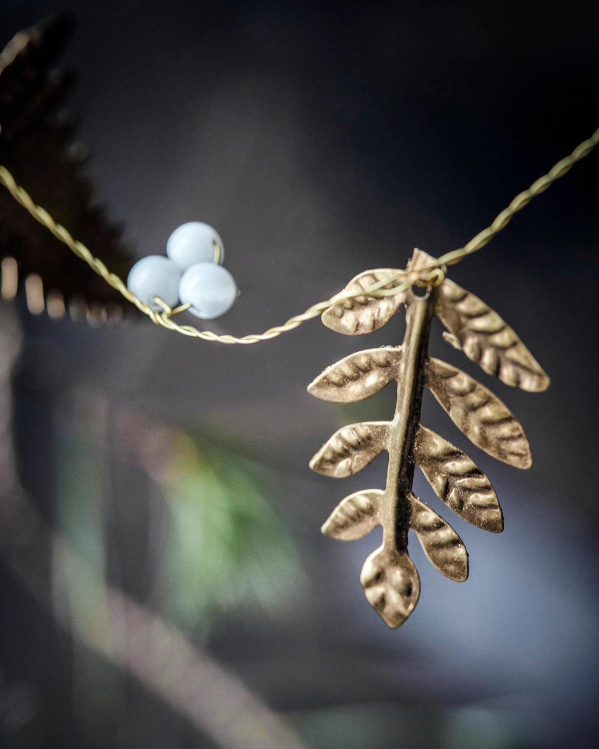 House Doctor Leaf Garland in Golden & White (150cm)