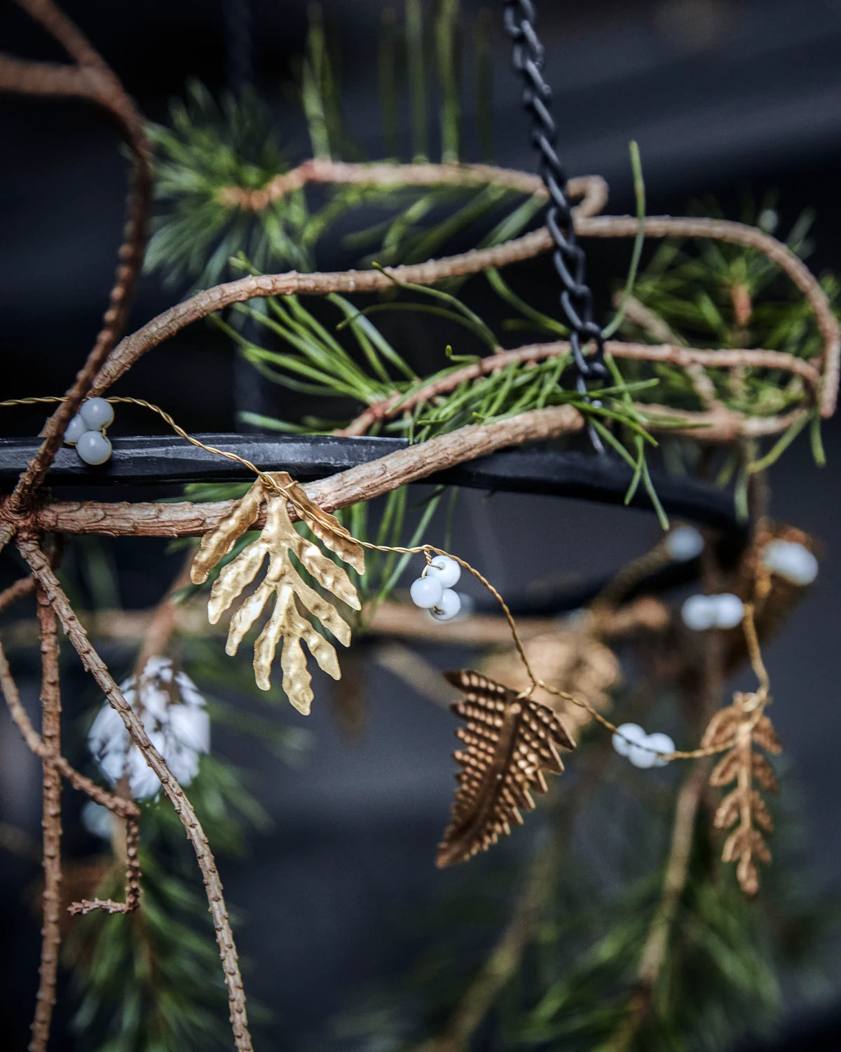 House Doctor Leaf Garland in Golden & White (150cm)