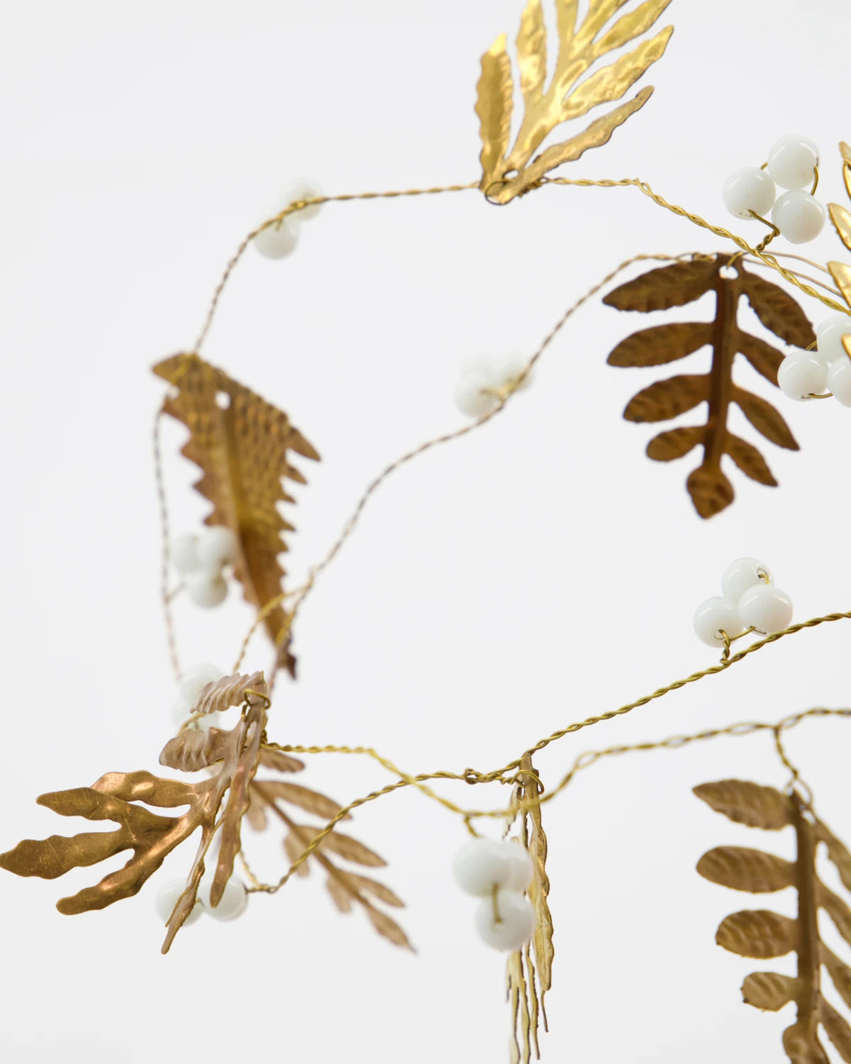 House Doctor Leaf Garland in Golden & White (150cm)