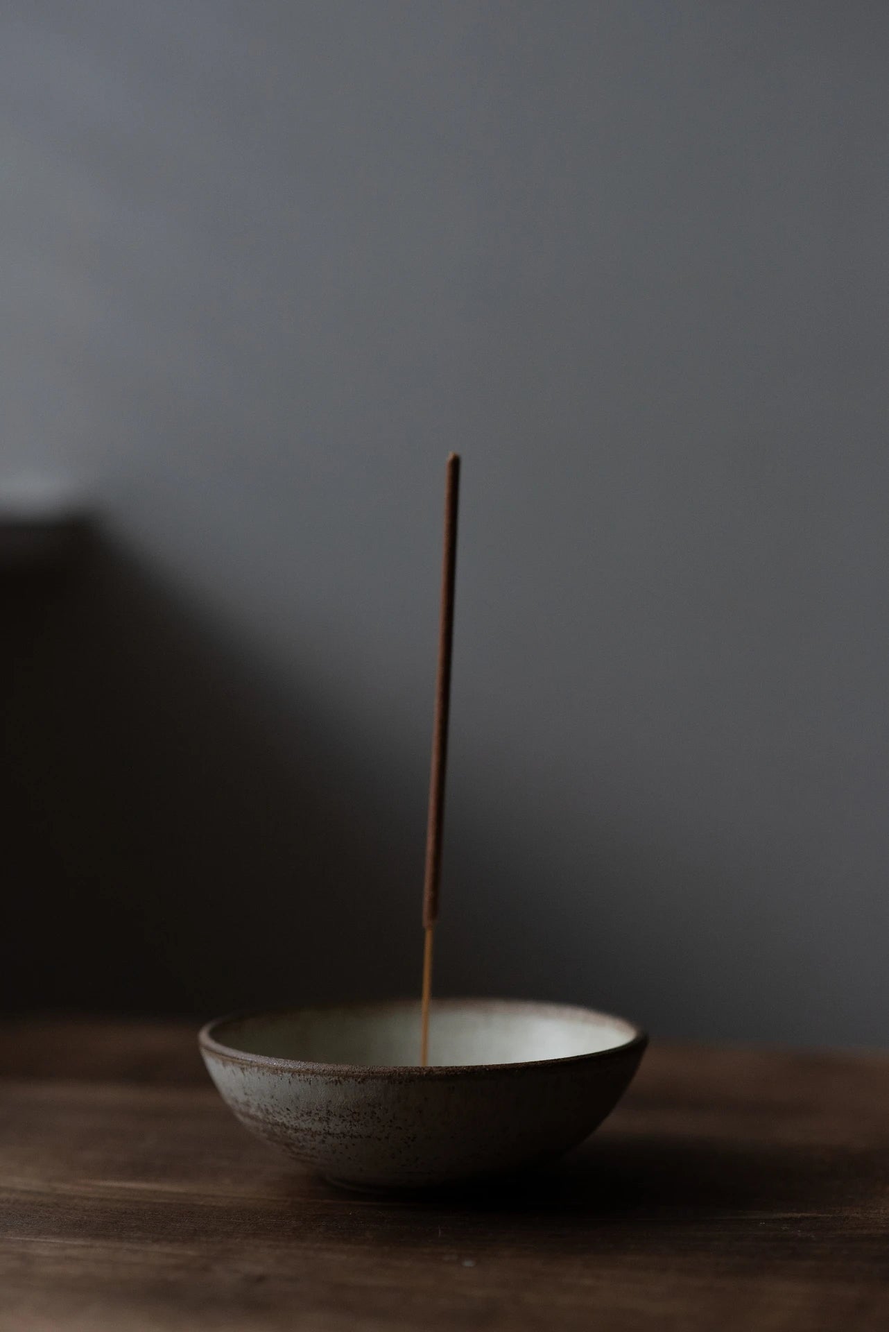 Incense holder in Dune glaze by Aku Ceramics - Lifestory