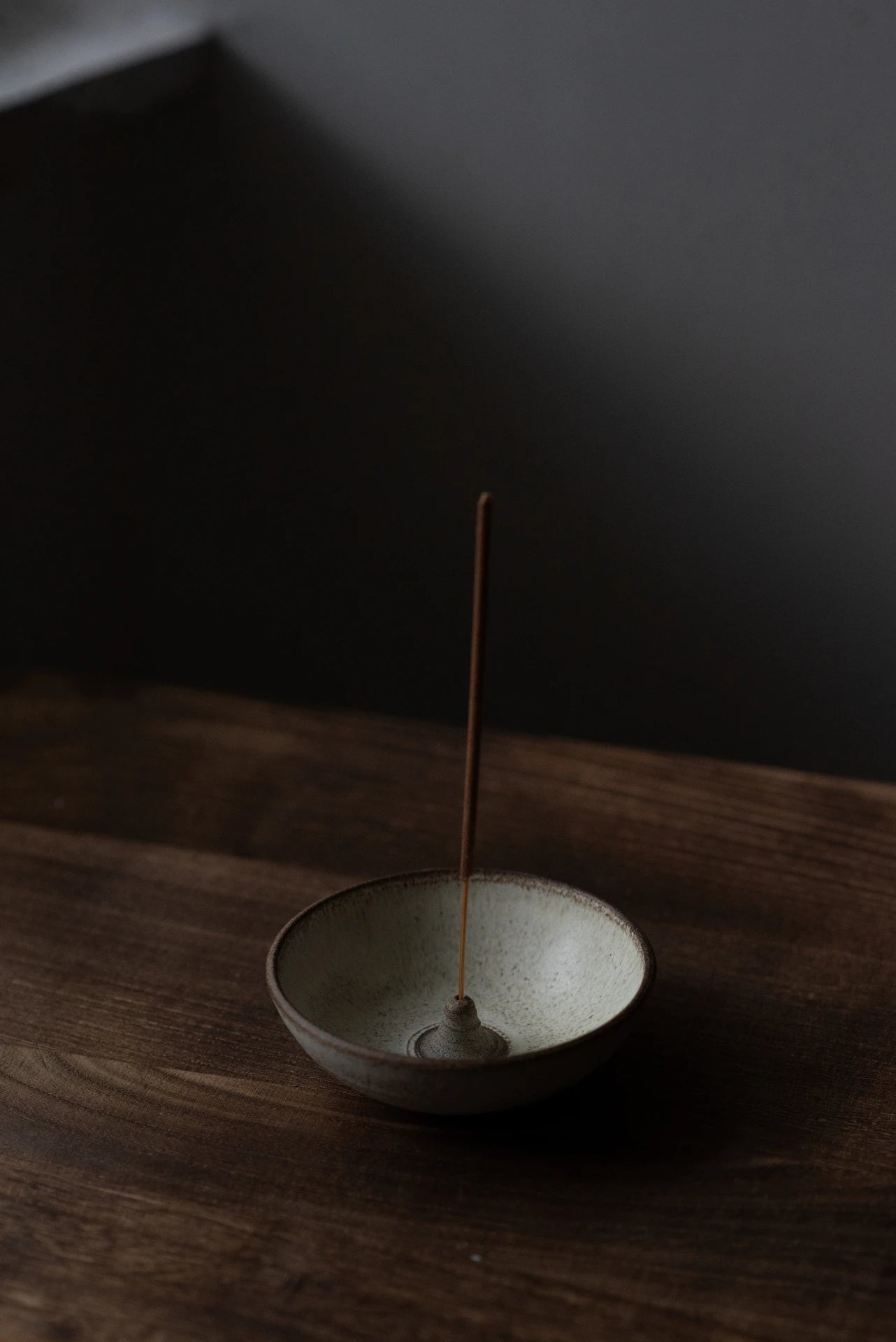 Incense holder in Dune glaze by Aku Ceramics - Lifestory