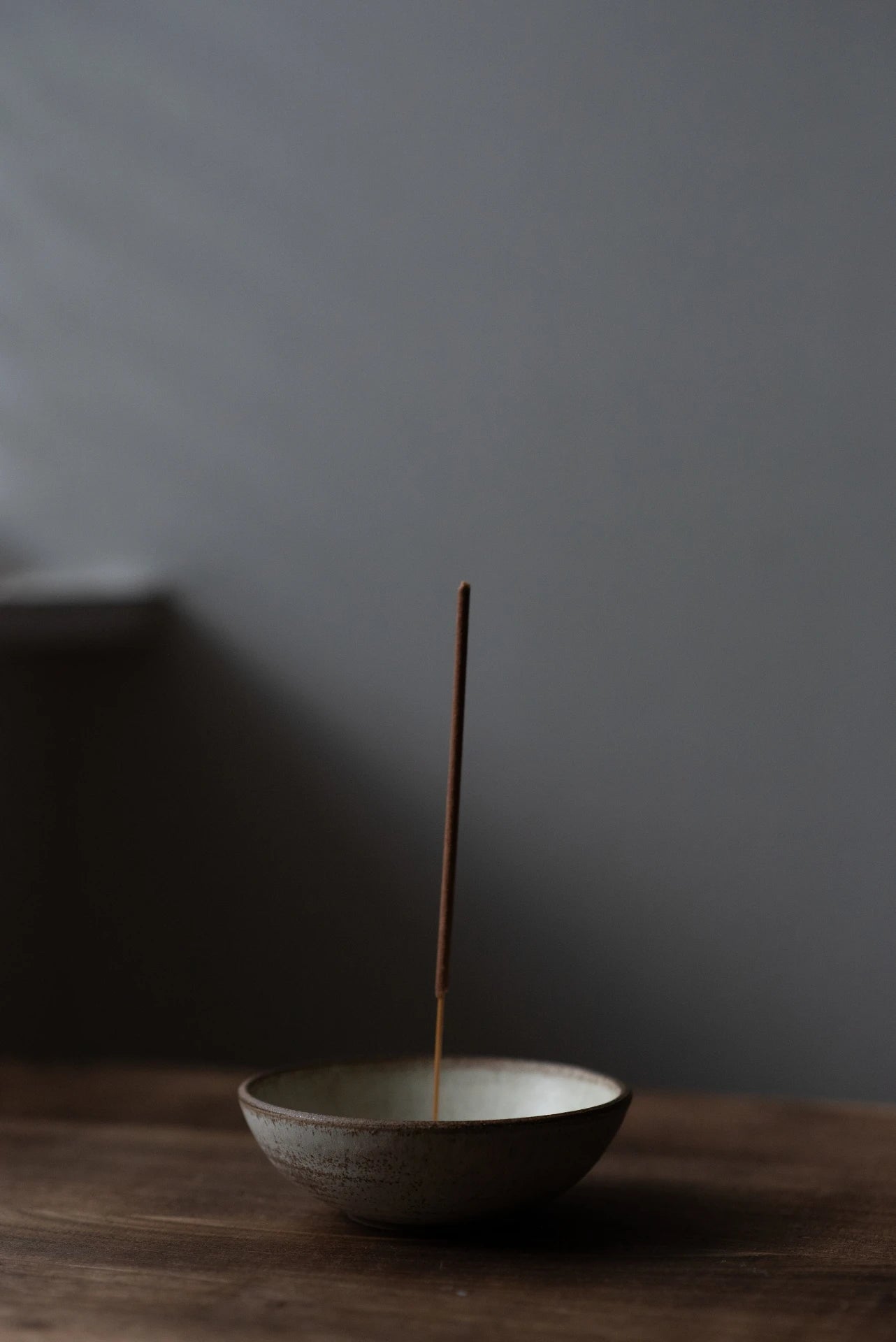 Incense holder in Dune glaze by Aku Ceramics - Lifestory