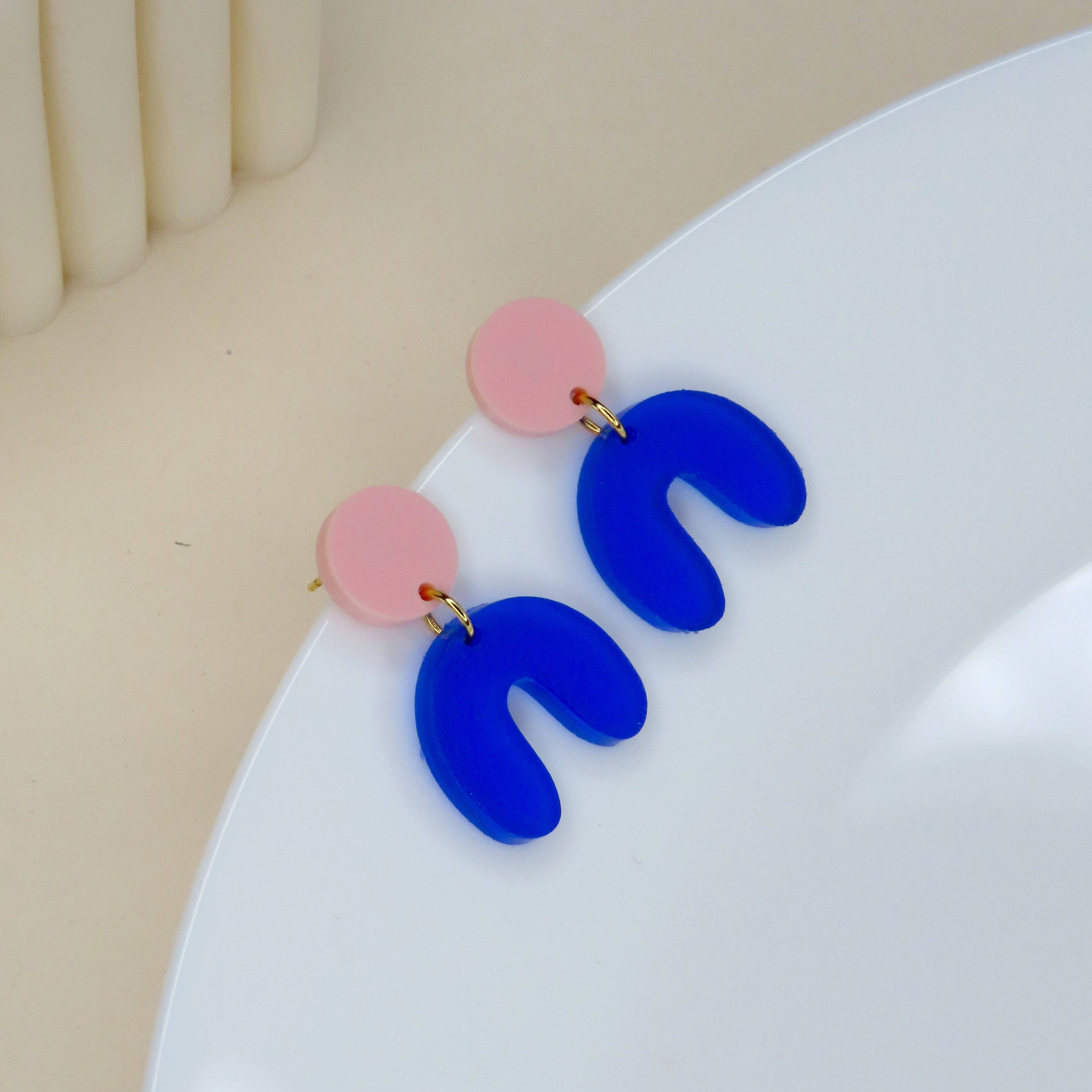 Niemalsmehrohne Arch Bow Earrings in Acrylic