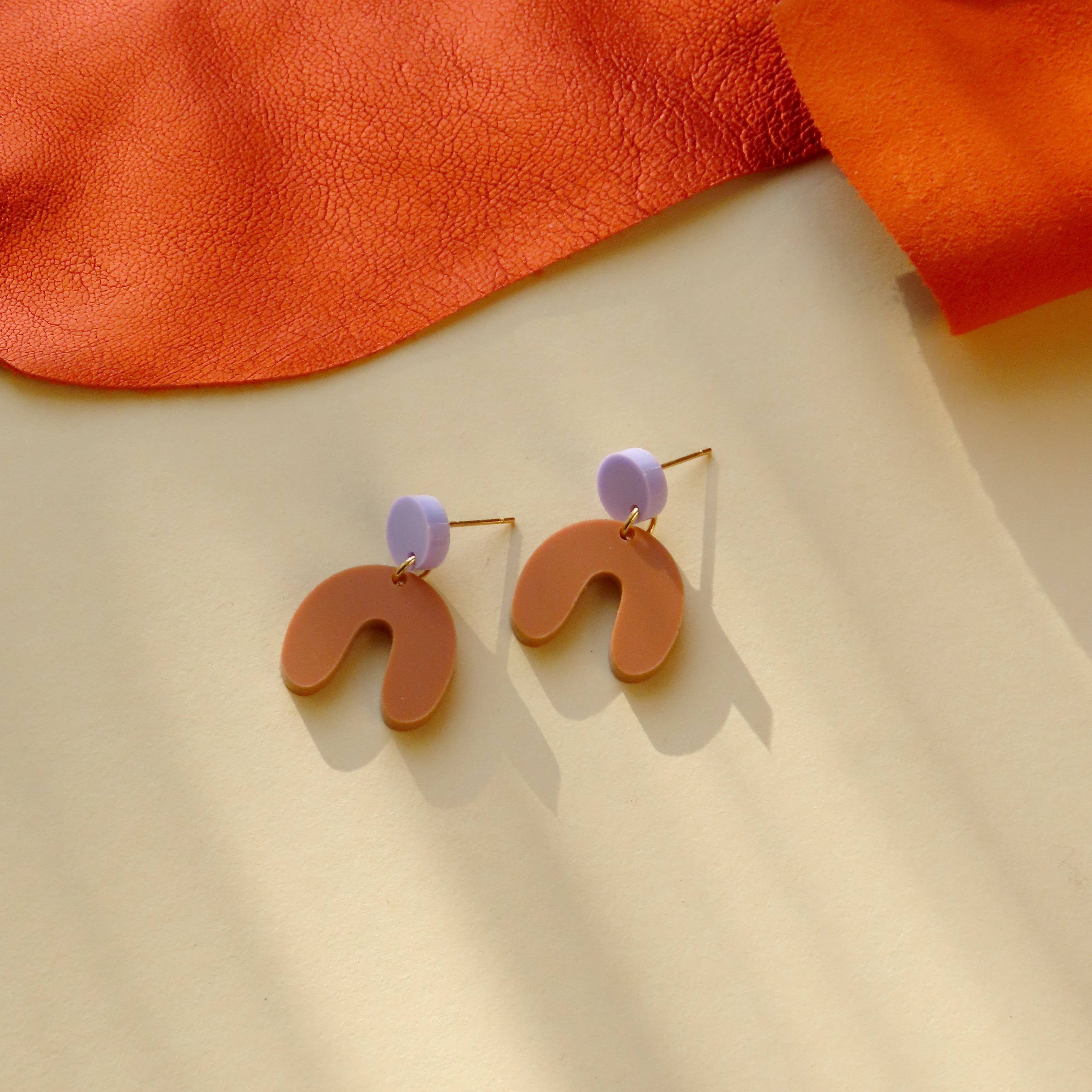 Niemalsmehrohne Arch Bow Earrings in Acrylic