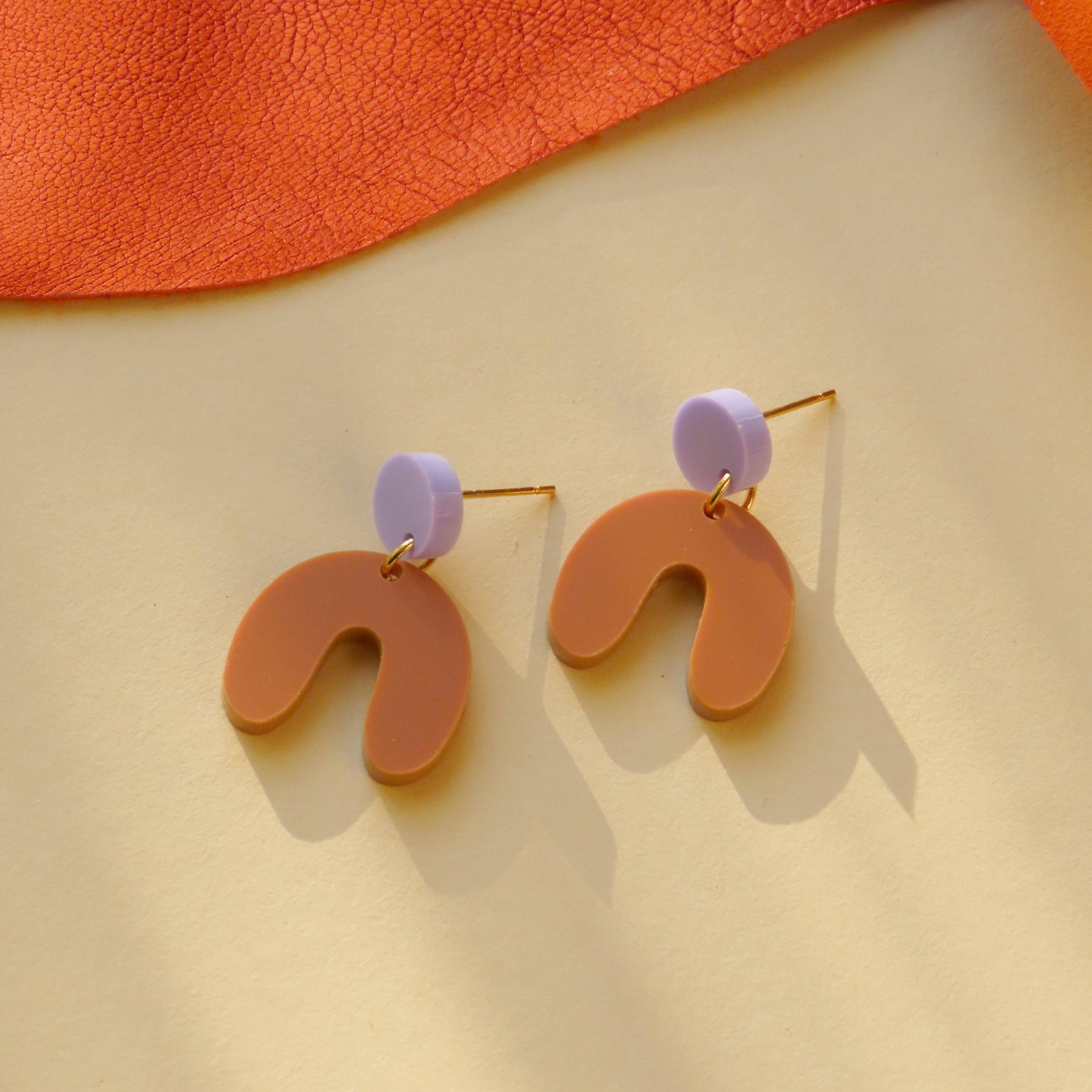 Niemalsmehrohne Arch Bow Earrings in Acrylic