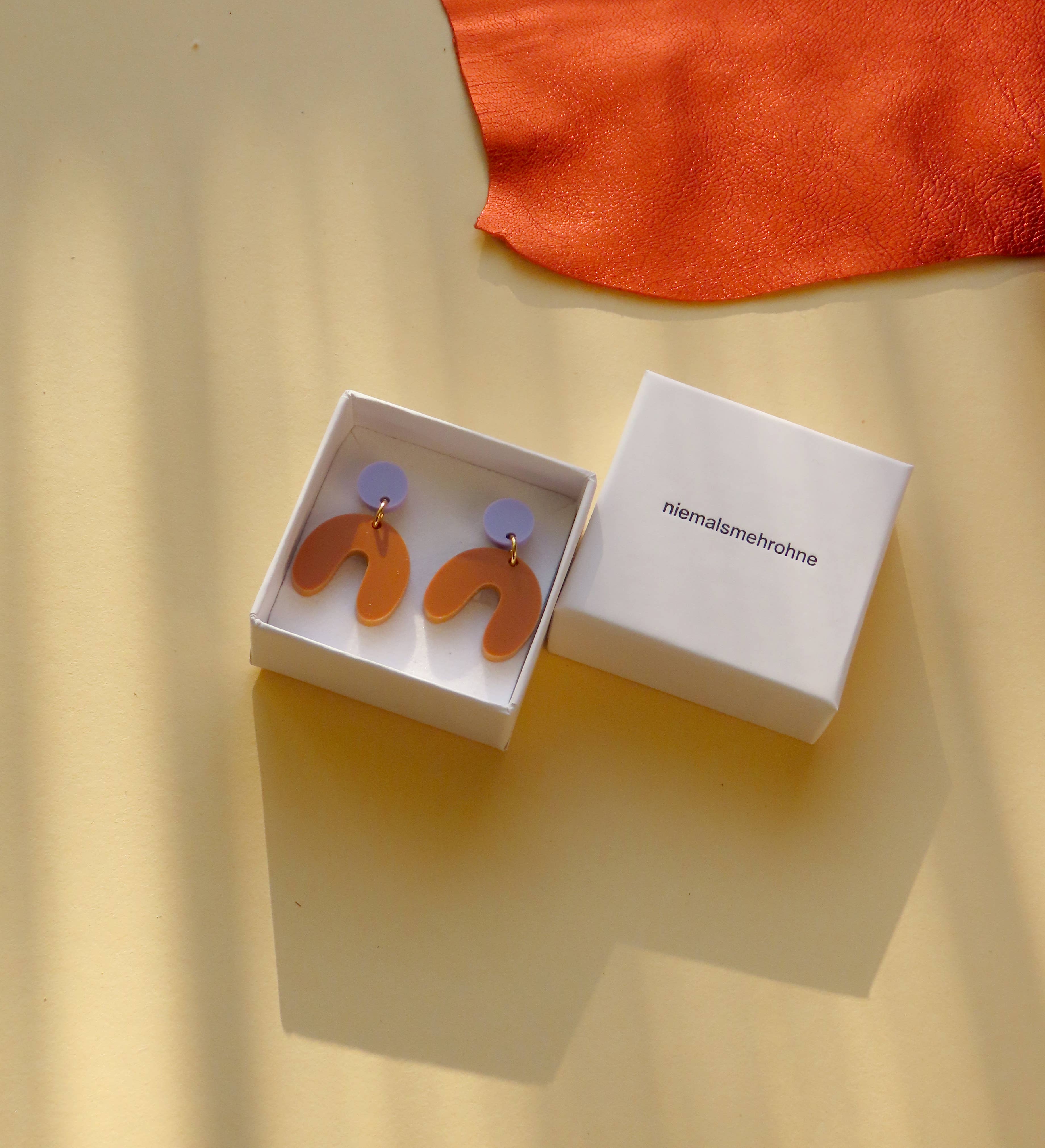 Niemalsmehrohne Arch Bow Earrings in Acrylic