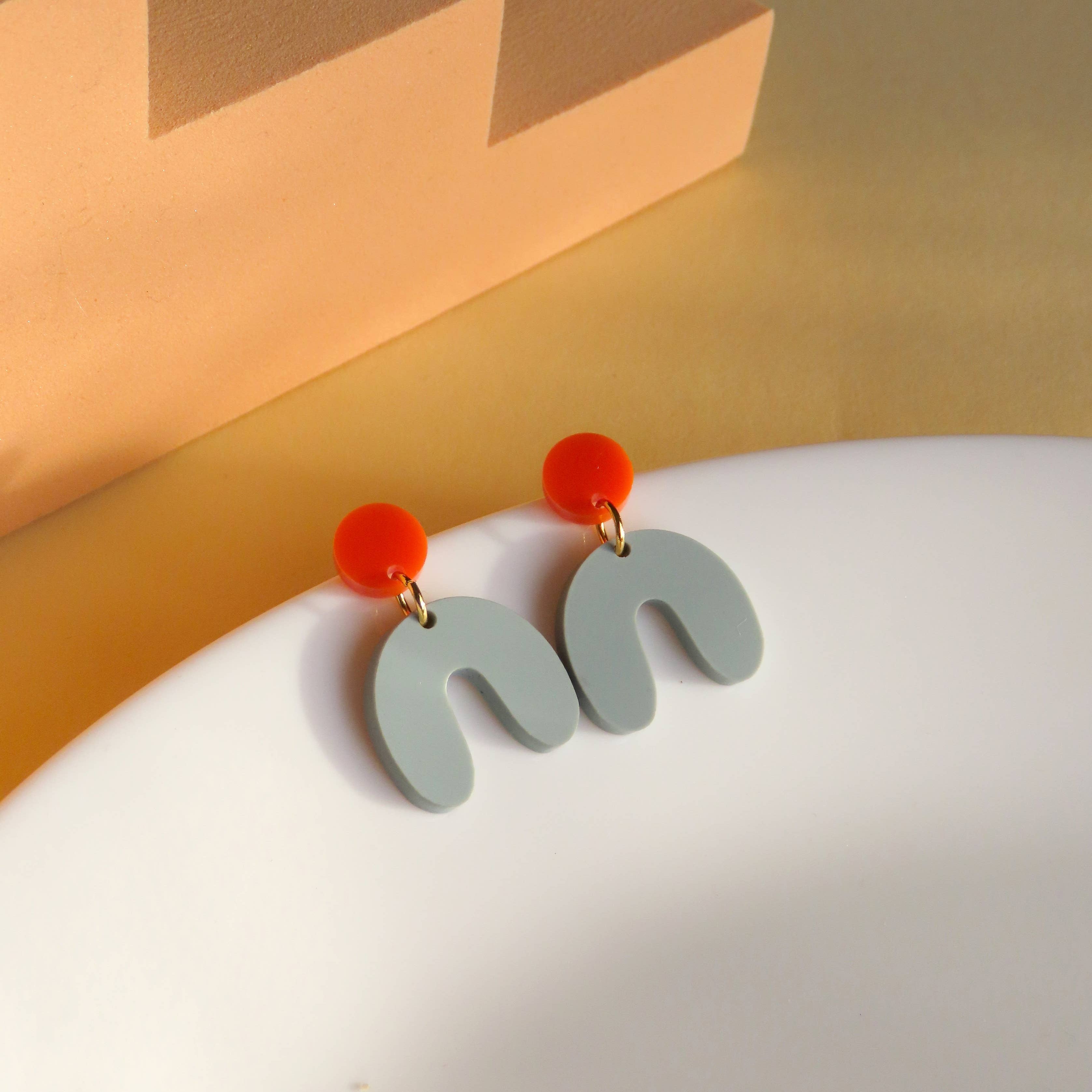 Niemalsmehrohne Arch Bow Earrings in Acrylic