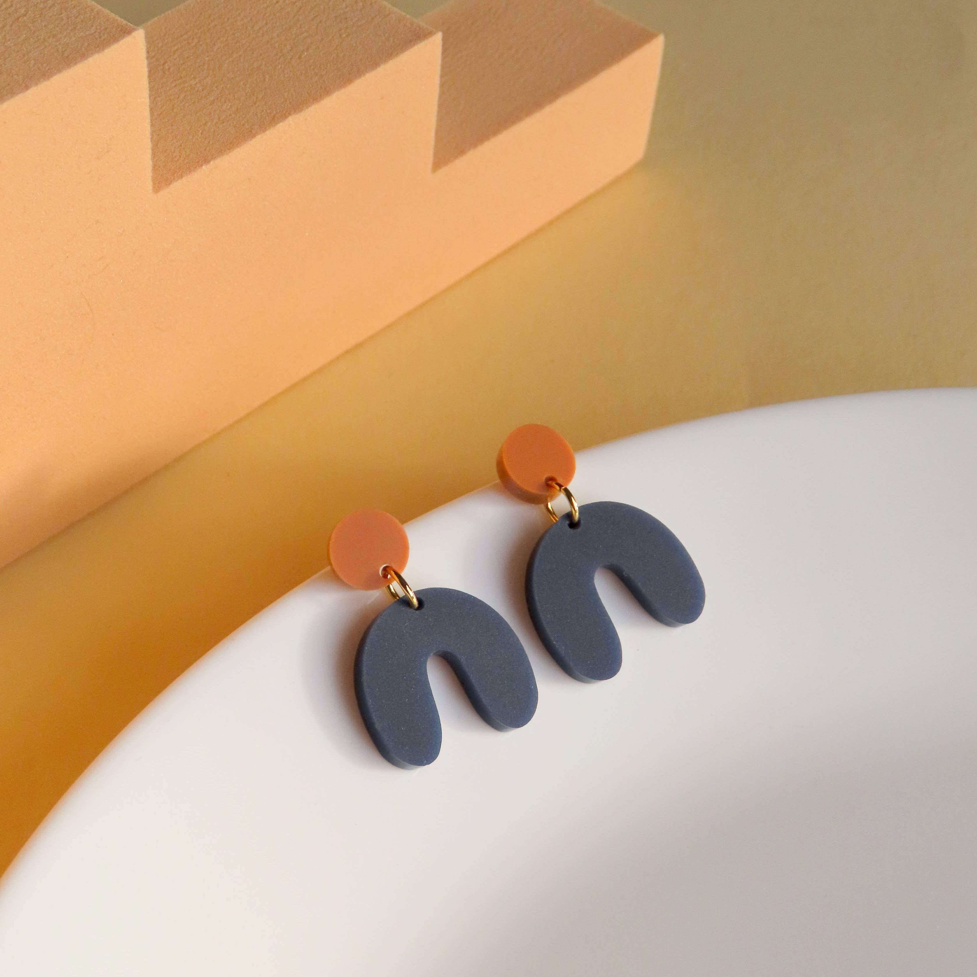 Niemalsmehrohne Arch Bow Earrings in Acrylic