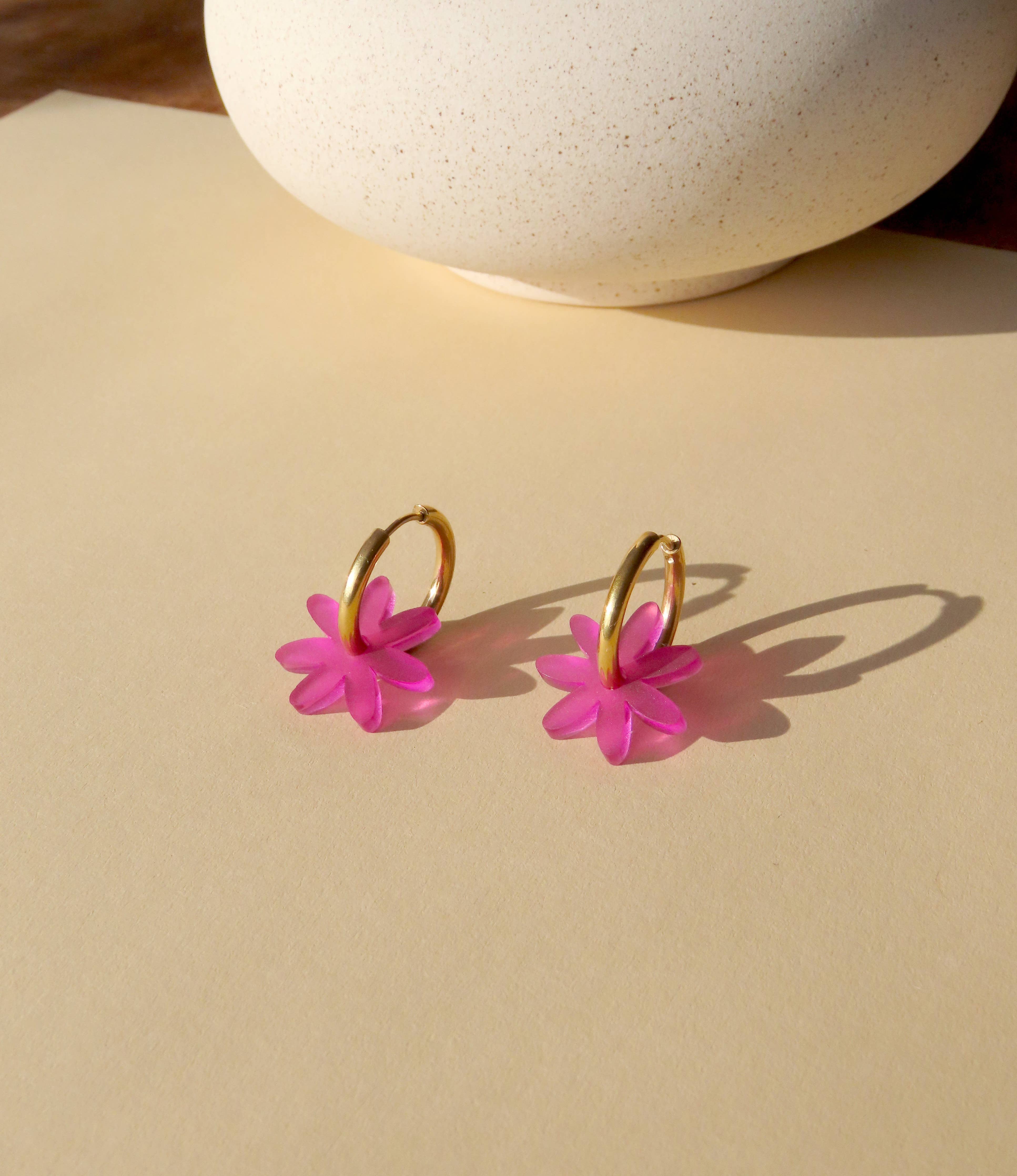 Niemalsmehrohne Margarite Flower Hoops in Acrylic