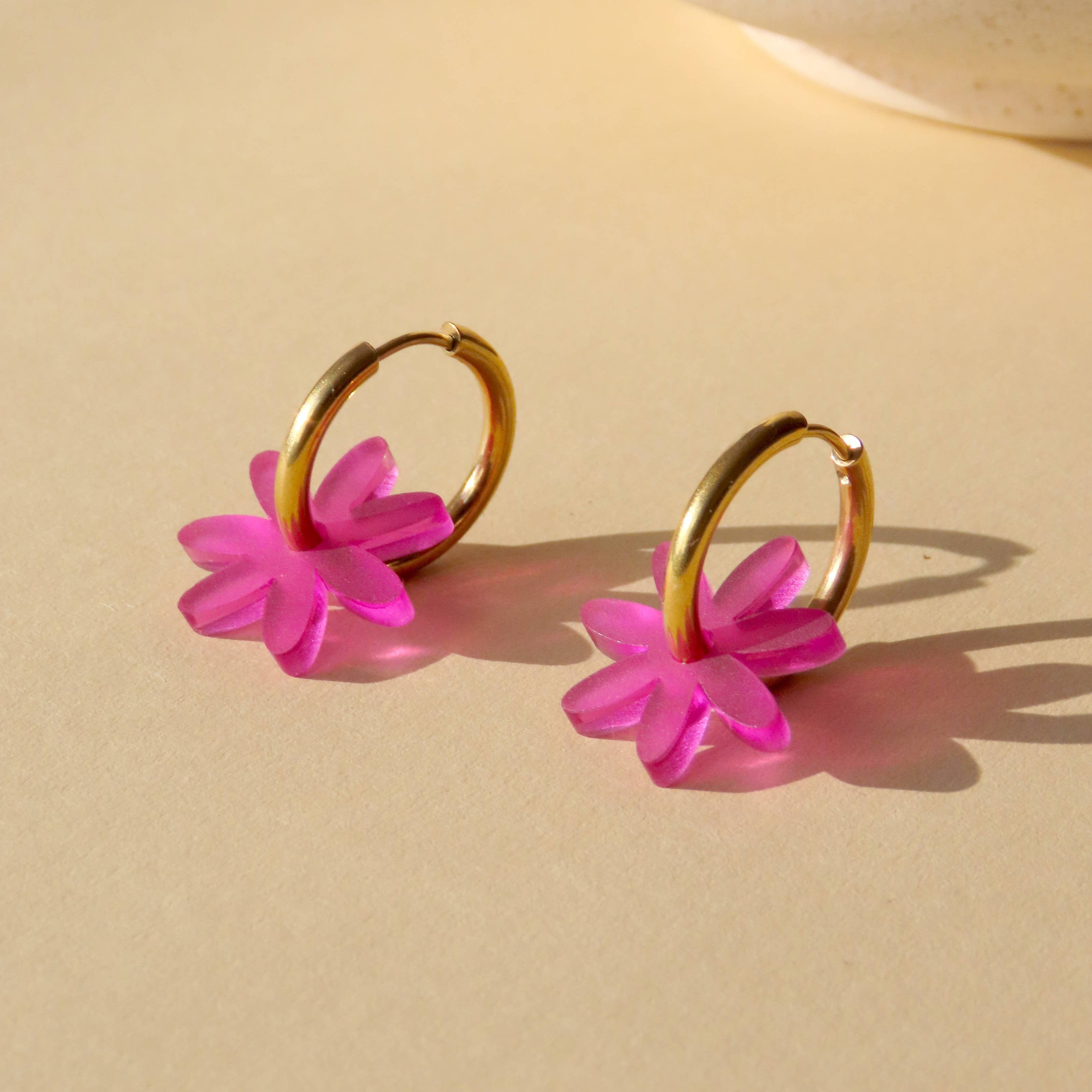 Niemalsmehrohne Margarite Flower Hoops in Acrylic