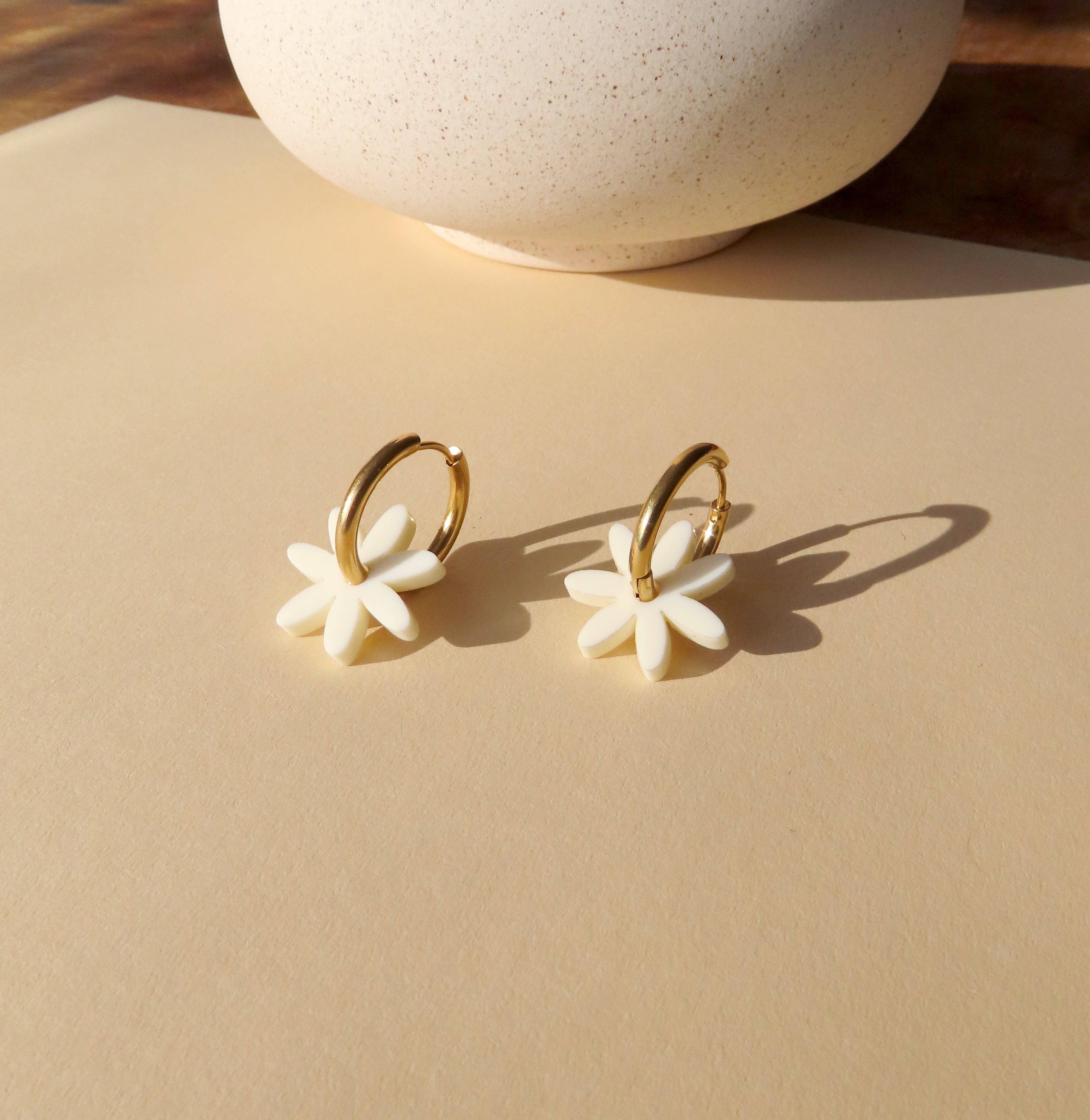 Niemalsmehrohne Margarite Flower Hoops in Acrylic