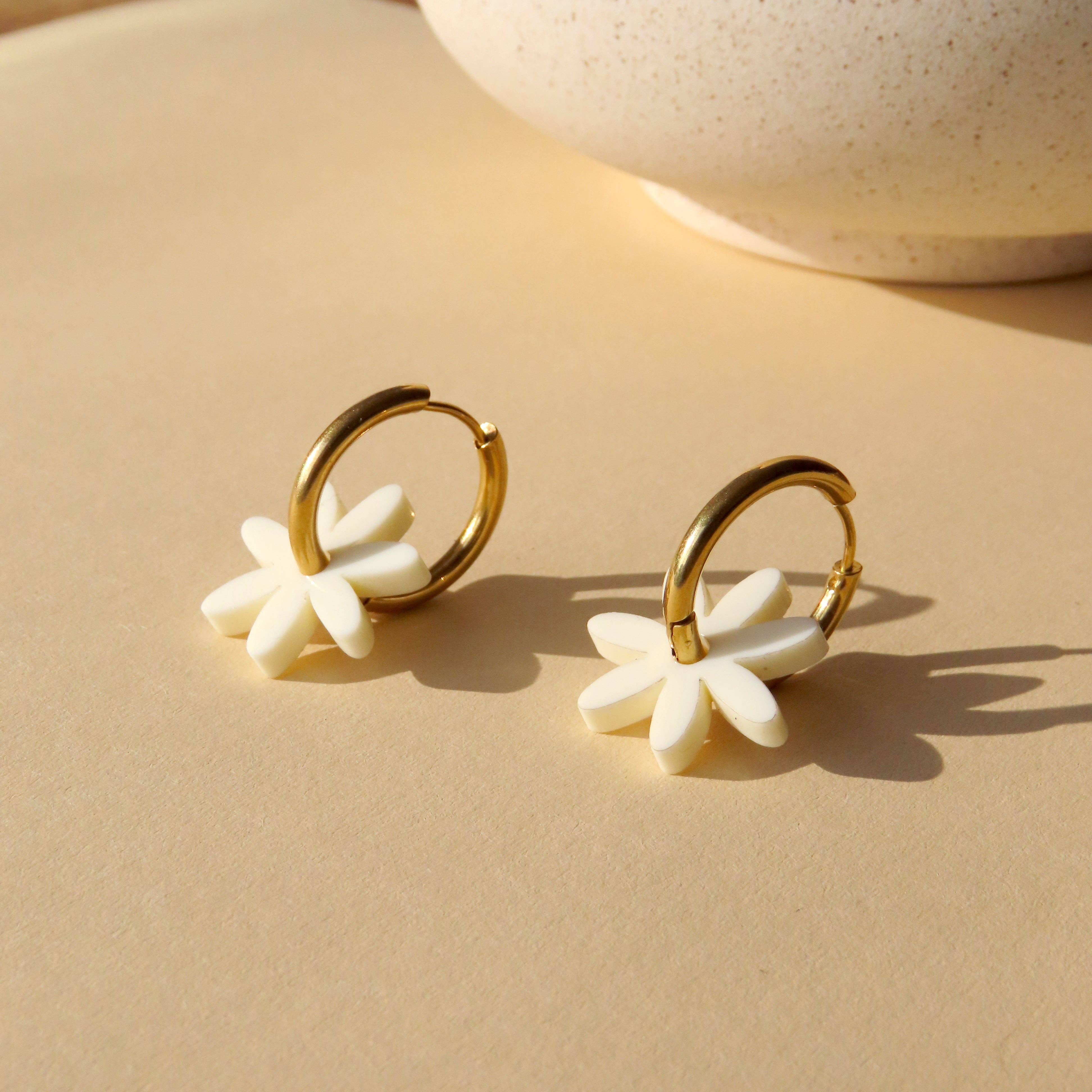 Niemalsmehrohne Margarite Flower Hoops in Acrylic