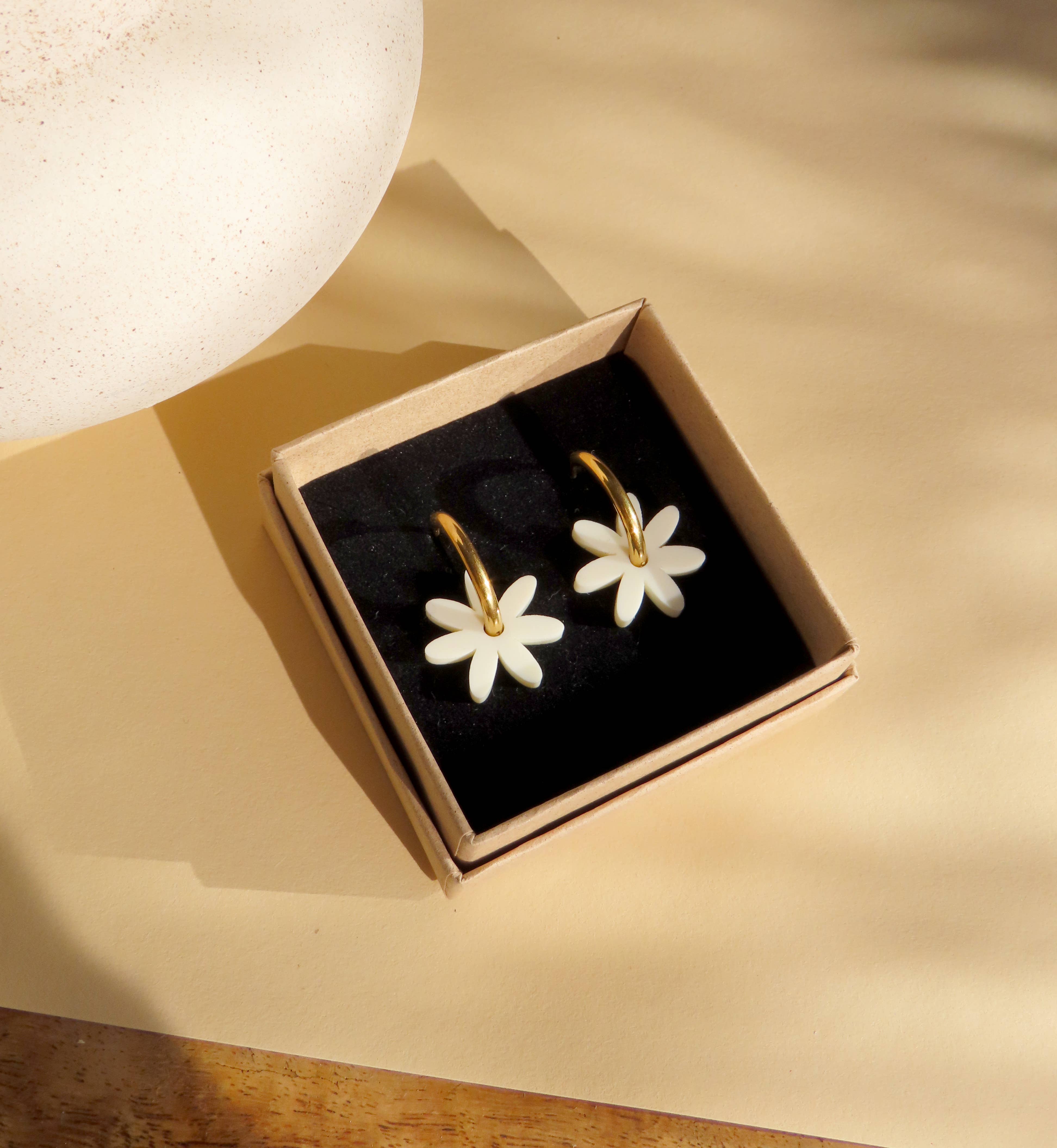 Niemalsmehrohne Margarite Flower Hoops in Acrylic