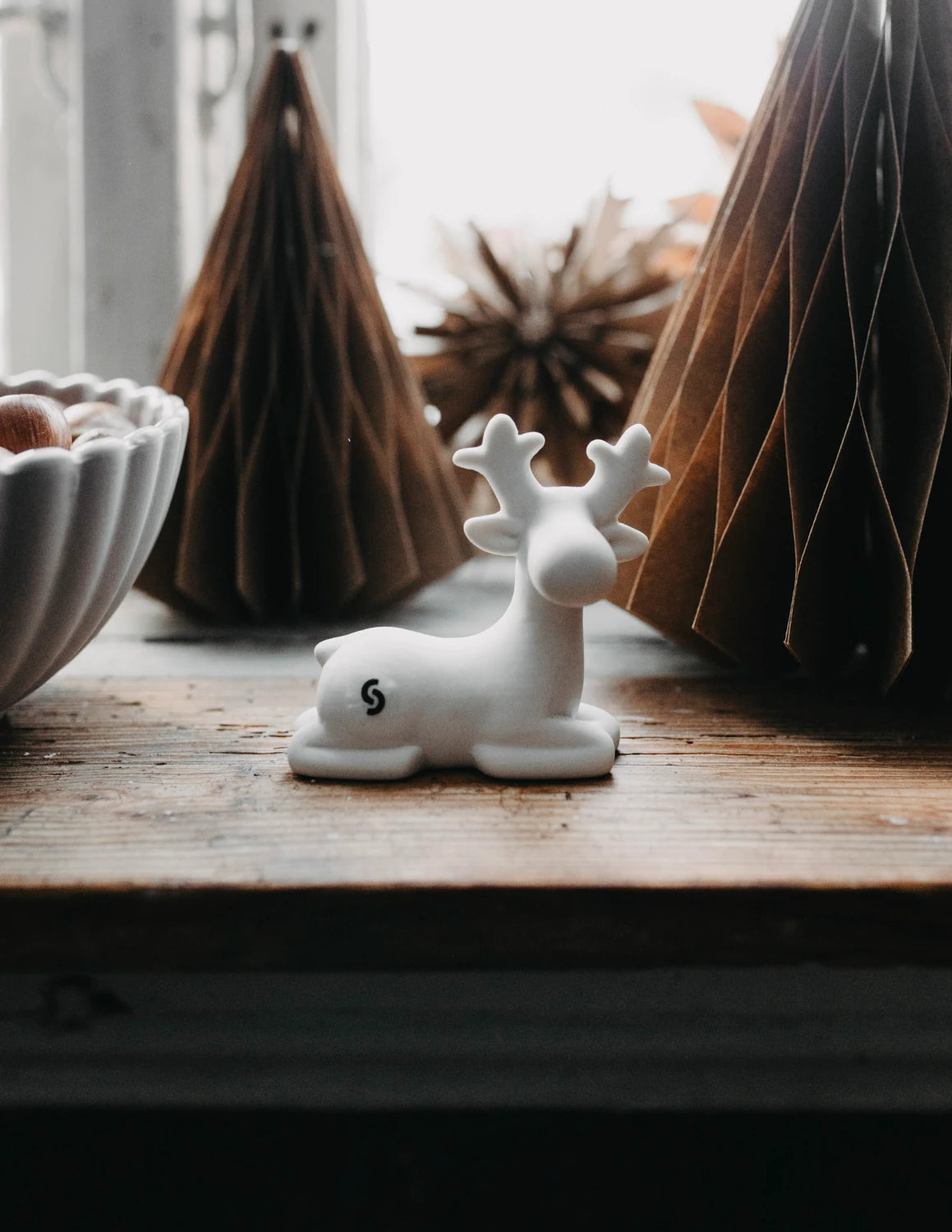 Sten the medium resting reindeer in white ceramic by Storefactory | Lifestory