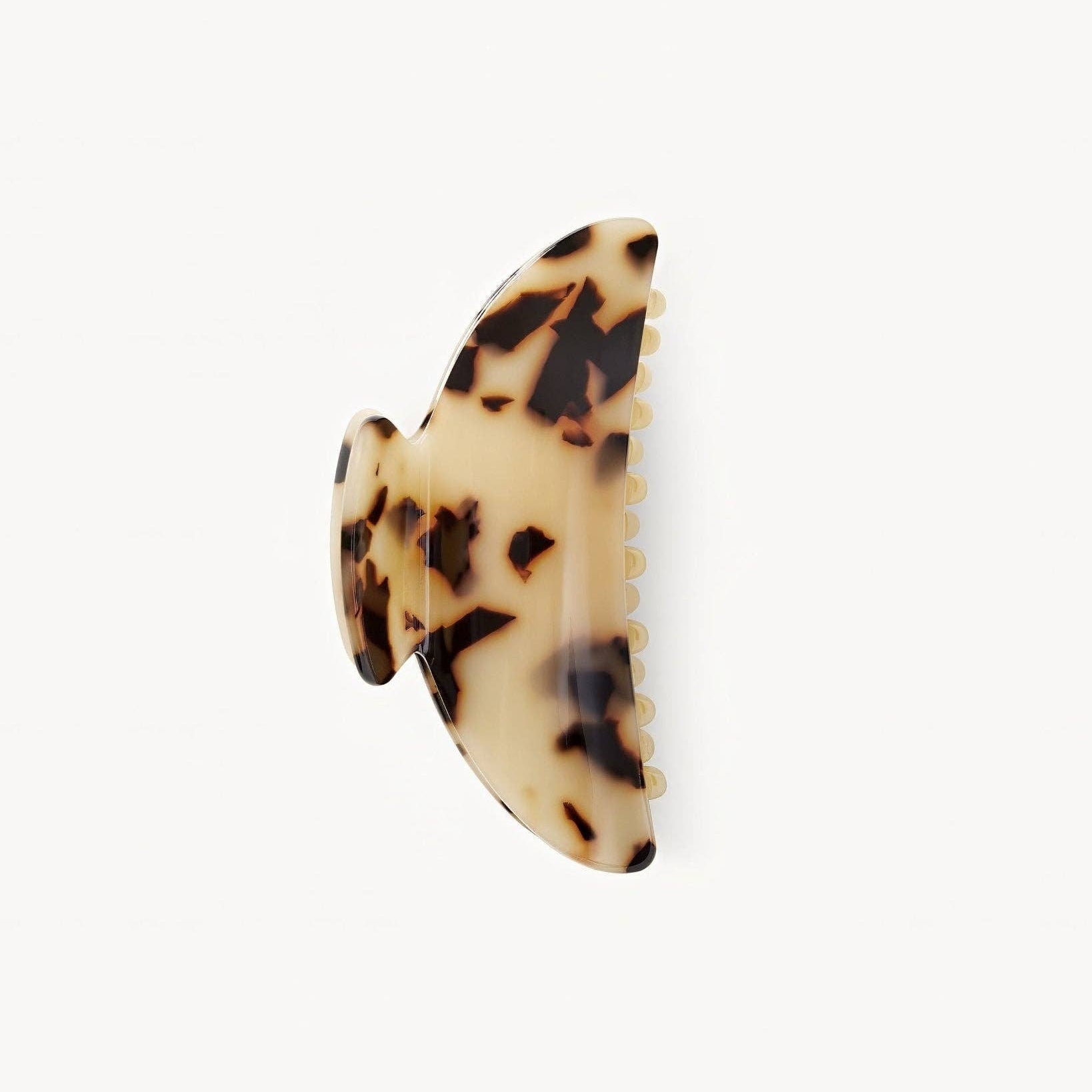 MACHETE Midi Heirloom Claw in Blonde Tortoise Acetate from a side view on a white background